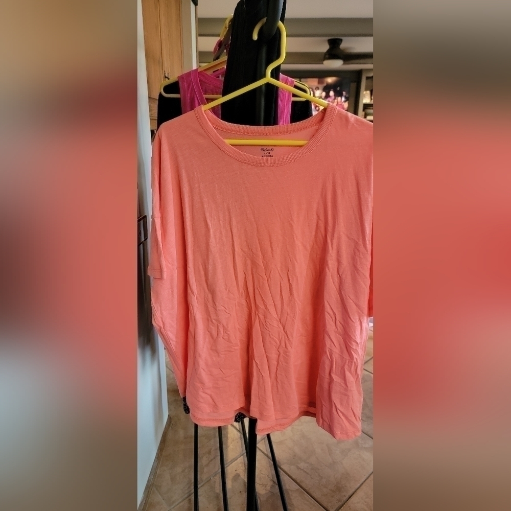 Madewell Tshirt, unworn. More of a Salmon color.